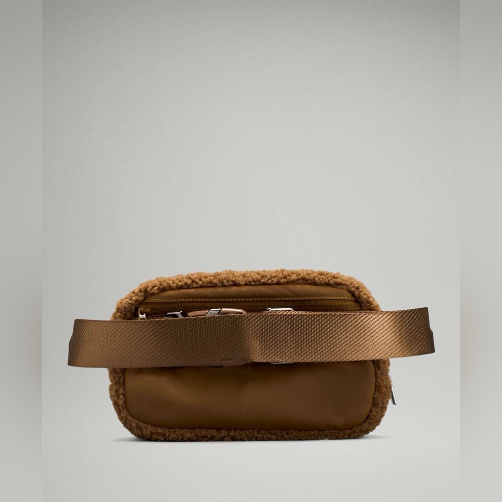 Lululemon Everywhere Belt Bag Brown Sherpa Fleece Travel Activewear Gym Casual - Picture 3 of 12